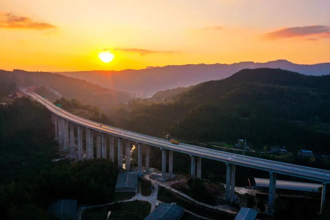 奮戰(zhàn)開門紅 | 鎮(zhèn)廣高速王通段建成通車！
