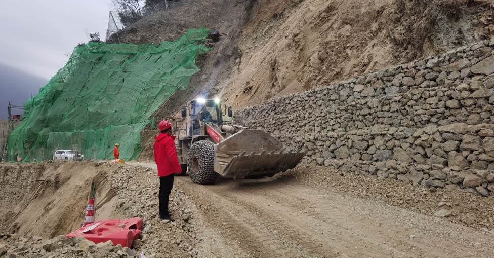 鐵軍擔(dān)當(dāng) | 交建集團(tuán)海螺溝景區(qū)道路項目部積極參與“1·26”瀘定地震搶通保暢工作