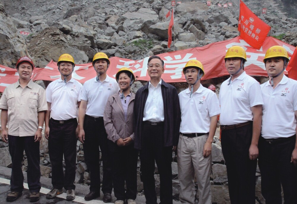 “5.12”抗震救災(zāi)期間，溫家寶同志視察公司搶通的國(guó)道213都汶公路