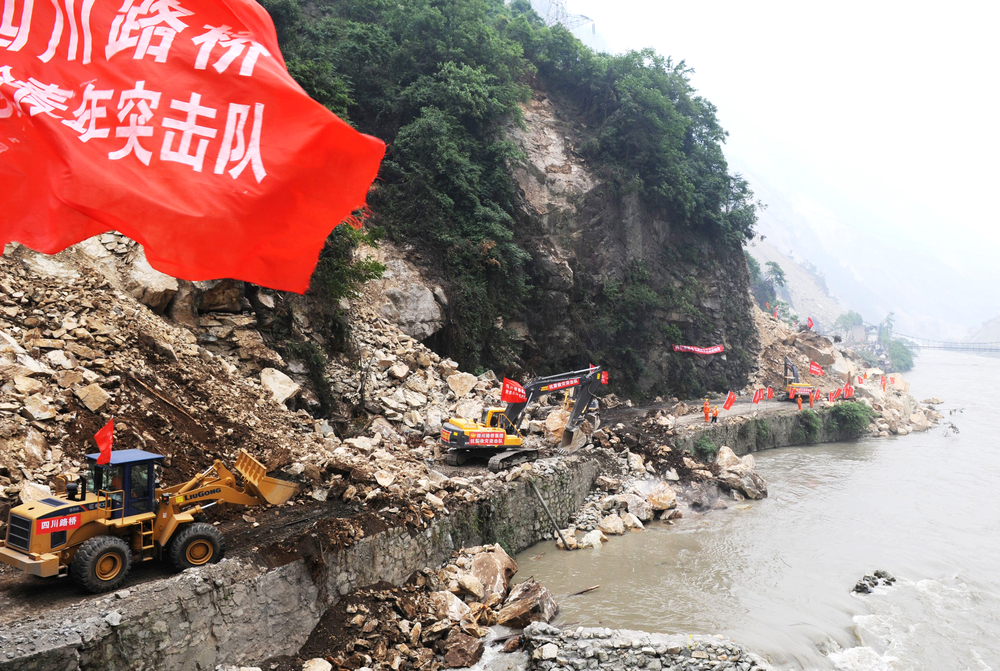 “5.12”汶川大地震后，四川路橋搶險(xiǎn)隊(duì)全力搶通都汶公路