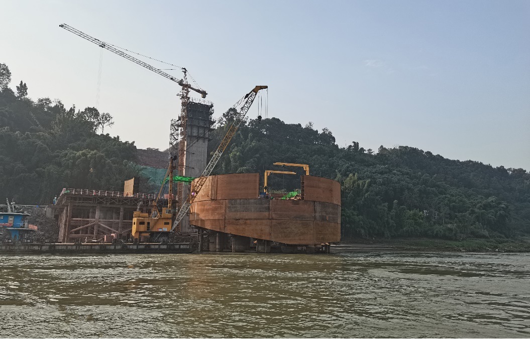自適應地形無底雙壁鋼圍堰施工技術
