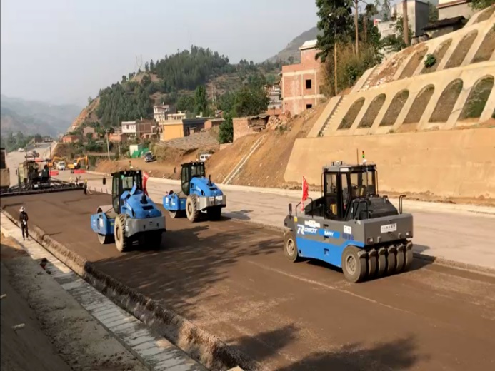 路面無人攤鋪碾壓施工技術