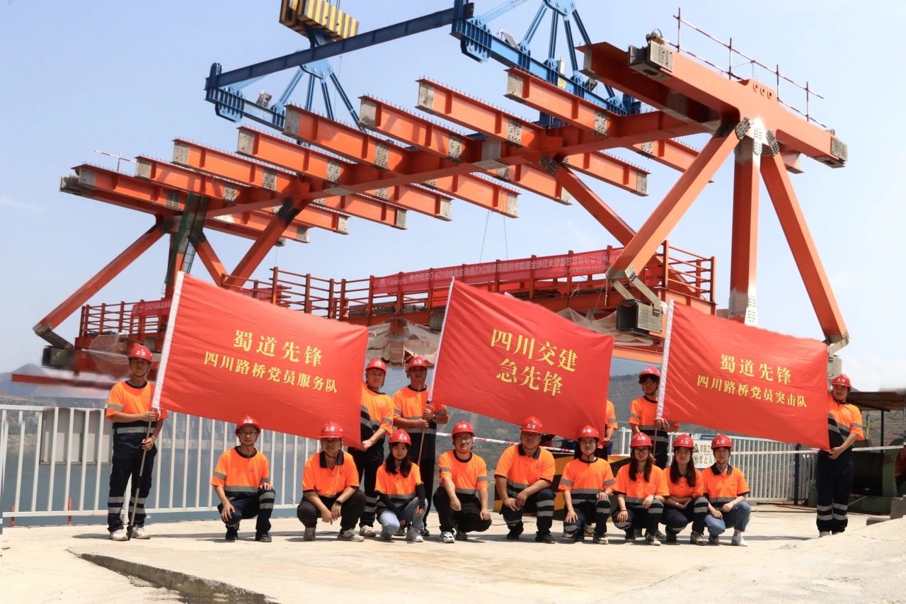 卡哈洛金沙江大橋！鋼桁梁“走軍姿”