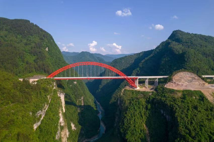 30輛重卡900噸“壓橋”！蜀工檢測公司圓滿完成湖北宜來高速溇水河特大橋荷載試驗檢測