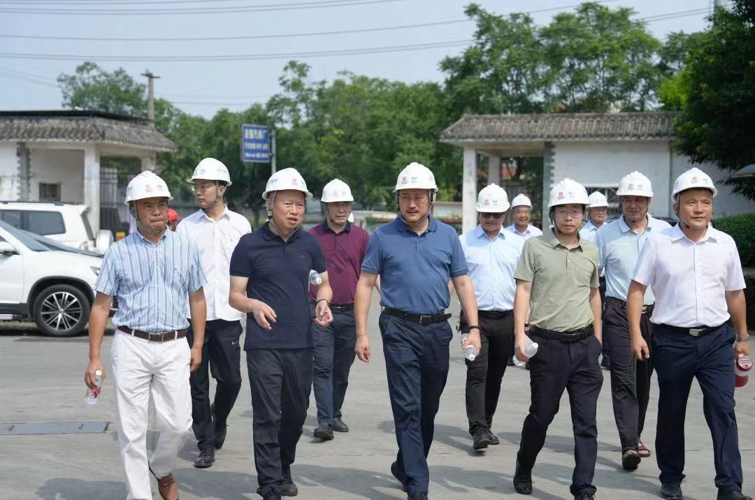四川路橋總工程師盧偉赴川交公司自動(dòng)上料機(jī)器人及智能輸送系統(tǒng)實(shí)驗(yàn)現(xiàn)場(chǎng)指導(dǎo)工作