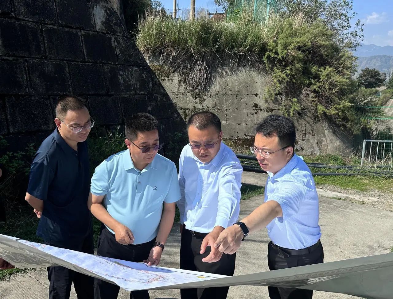 四川路橋黨委副書(shū)記、副董事長(zhǎng)、總經(jīng)理羊勇一行督導(dǎo)調(diào)研金西、昭普高速公路項(xiàng)目